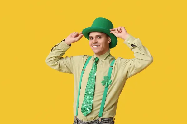 노란색 배경에 Leprechaun의 모자에 세인트 패트릭의 — 스톡 사진