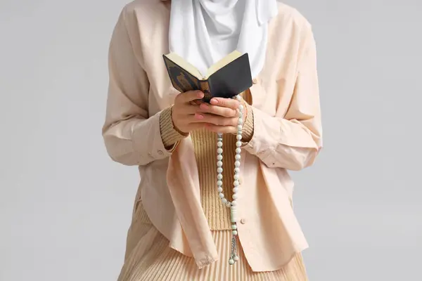 Young Muslim Woman Koran Praying Beads Light Background Closeup Ramadan — Stock Photo, Image