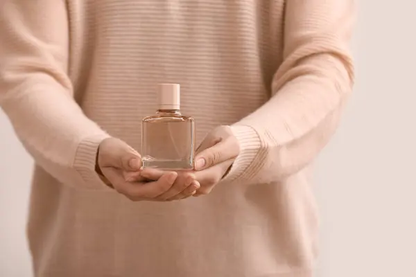 Frau Mit Parfümflasche Auf Grauem Hintergrund Nahaufnahme — Stockfoto