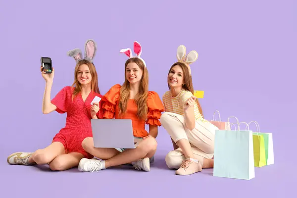 Junge Frauen Hasenohren Mit Kreditkarten Und Laptop Kaufen Online Auf — Stockfoto
