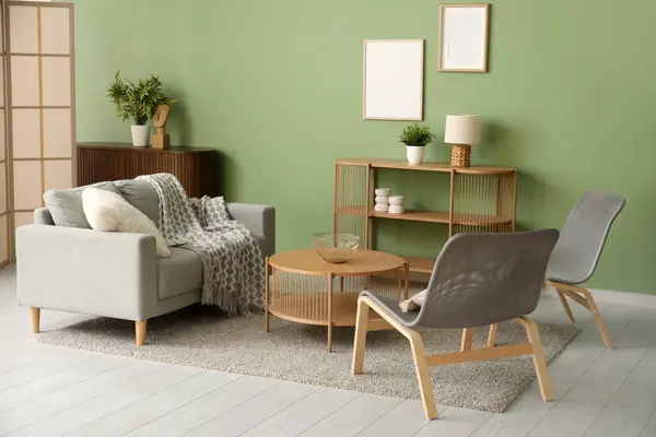 Stilvolles Interieur Des Wohnzimmers Mit Grauem Sofa Und Stühlen — Stockfoto