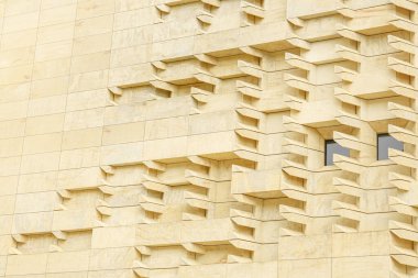 Şehirde pencereleri olan güzel bir bina manzarası