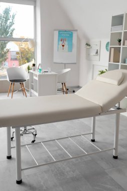 Çalışma yeri ve kanepesi olan hafif tıp bürosu.