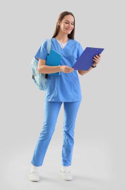 Işık arka planında panosu olan bir kadın stajyer.