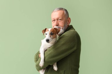 Yeşil arka planda sevimli köpeği olan son sınıf öğrencisi.