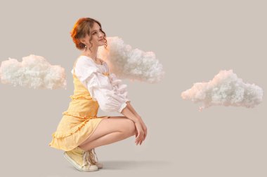 Beyaz bulutlu, açık arkaplanda güzel bir kadın.