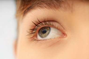 Yeşil gözlü genç bayan arka planda, yakın plan. Glaucoma farkındalık ayı