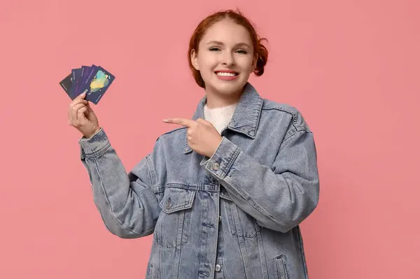 Krásná Mladá Žena Ukazuje Kreditní Karty Růžovém Pozadí — Stock fotografie