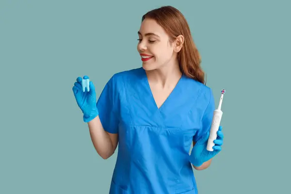 Vrouwelijke Tandarts Met Tandmodel Elektrische Tandenborstel Blauwe Achtergrond Wereld Tandarts — Stockfoto