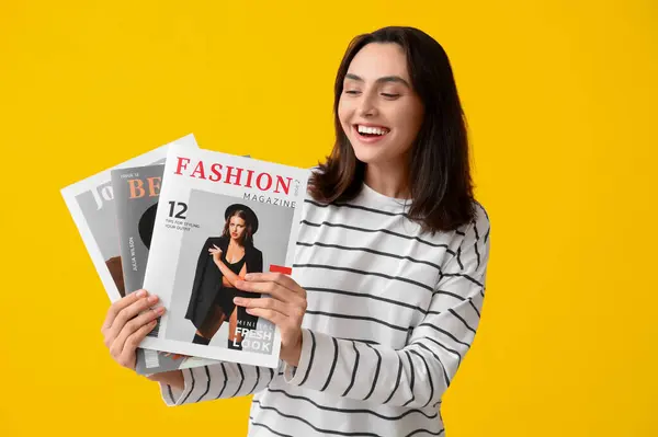Junge Frau Mit Zeitschriften Auf Gelbem Hintergrund — Stockfoto