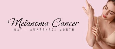 Köstebekleri ve mesajları olan genç bir kadın pembe arka planda MELANOMA CANCER AYI