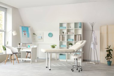 Çalışma yeri, kanepesi ve raf ünitesi olan hafif tıp bürosu.