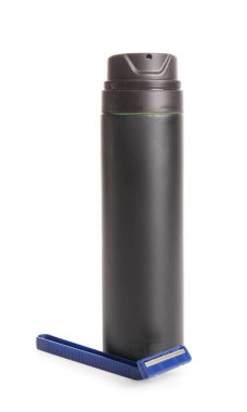 Beyaz arka planda jiletle ayrılmış tıraş köpüğü şişesi.