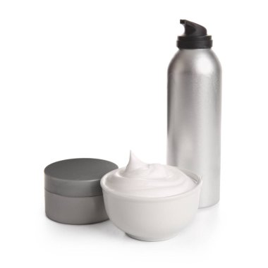 Beyaz arka planda izole edilmiş kavanozlu bir şişe tıraş köpüğü.