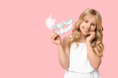 Pembe arka planda karnaval maskesi olan sevimli küçük bir kız.