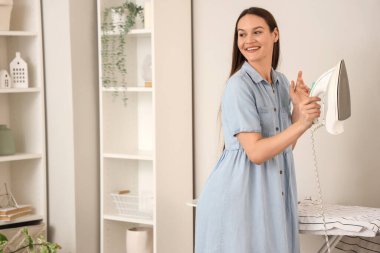 Evinde modern demirden yapılmış güzel bir kadın.