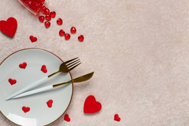 Sevgililer Günü için güzel bir masa. Kırmızı kalpler ve bej rengi grunge arka plan.