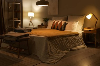 Akşamları şık, rahat bir yatak odası.