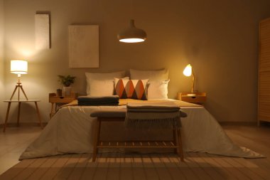 Akşamları şık, rahat bir yatak odası.