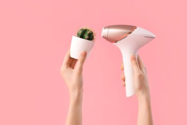 Fotokopi makinesi ve pembe arka planda kaktüs olan kadın elleri.