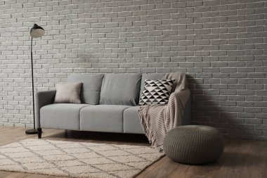 Minimalist tarzda modern oturma odası.