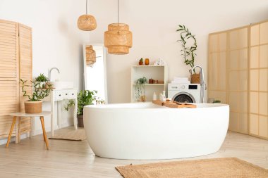 Banyonun içinde hasır desenli beyaz küvet.