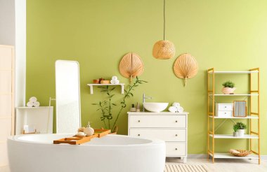 Yeşil duvarın yanındaki banyonun iç kısmı çok şık.