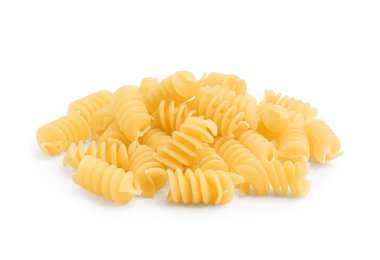Beyaz zemin üzerinde lezzetli pişmemiş fusilli makarna
