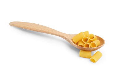 Tahta kaşık ve beyaz arka planda pişmemiş tortiglioni makarna.