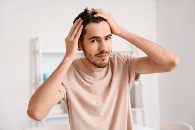 Klinikte saç dökülme sorunu olan genç bir adam.