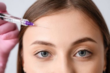 Güzel kadın arka planda iğne oluyor, yakın plan.