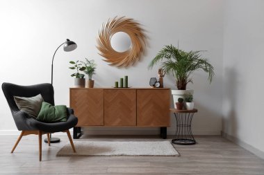 Altın aynası, klozeti ve koltuğu olan oturma odası.