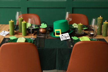 Leprikon şapkası ve yanan mumlarla servis edilen şenlik masası. Aziz Patrick Günü kutlaması