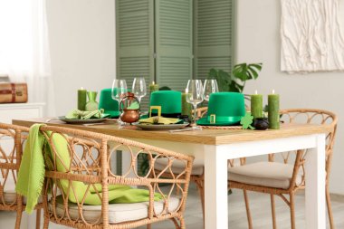 Leprikon şapkaları, at nalı ve yoncalarla servis edilen şenlik masası. Aziz Patrick Günü kutlaması