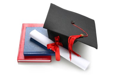 Diplomalı havan mermisi tahtası ve beyaz arkaplan üzerine kitaplar