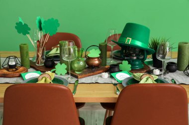 Aziz Patrick Günü kutlamaları için cüce şapkası ve süslemeleriyle servis edilen şenlik masası.