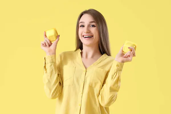 Junge Frau Mit Leckerem Joghurt Auf Gelbem Hintergrund — Stockfoto