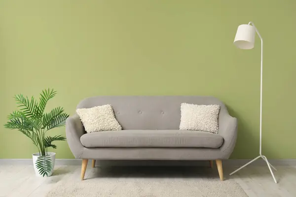 Stilvolles Interieur Des Modernen Wohnzimmers Der Nähe Der Grünen Wand — Stockfoto