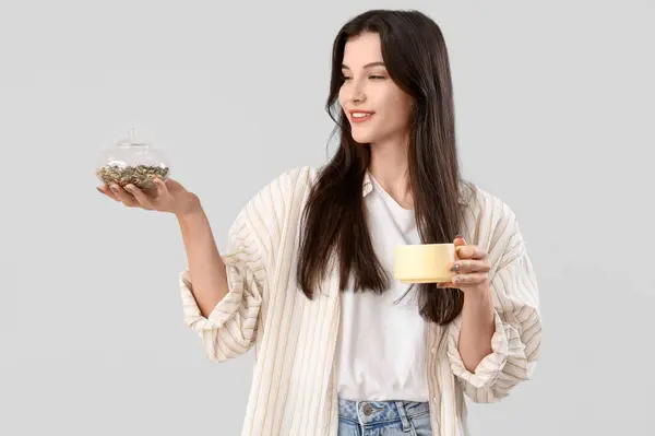 Schöne Junge Frau Mit Trockenem Tee Und Einer Tasse Heißgetränk — Stockfoto