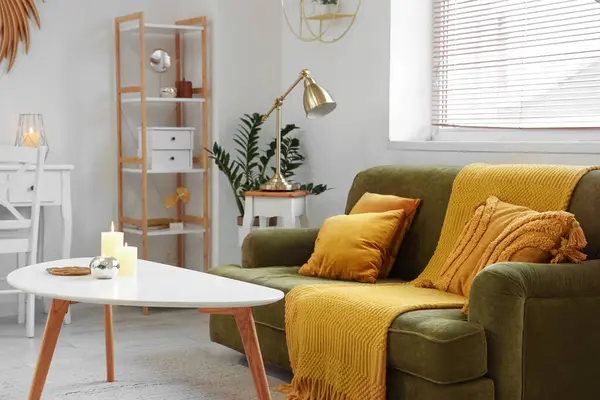 Şık Oturma Odasının Içinde Sarı Yastıklı Ekoseli Bir Kanepe — Stok fotoğraf