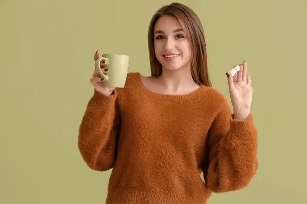 Yeşil Arka Planda Bir Fincan Çay Şekerli Güzel Genç Bayan — Stok fotoğraf