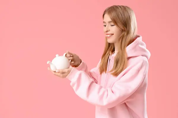 Schöne Junge Frau Mit Teekanne Auf Rosa Hintergrund — Stockfoto