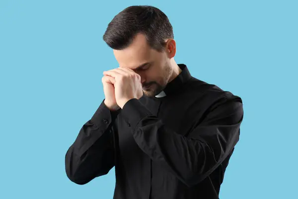 Mavi Arka Planda Dua Eden Erkek Rahibin Portresi — Stok fotoğraf