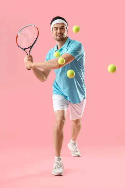Porträt Eines Männlichen Tennisspielers Mit Vielen Bällen Auf Rosa Hintergrund — Stockfoto