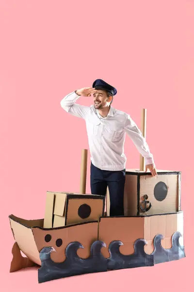 Porträt Eines Männlichen Matrosen Pappboot Auf Rosa Hintergrund — Stockfoto