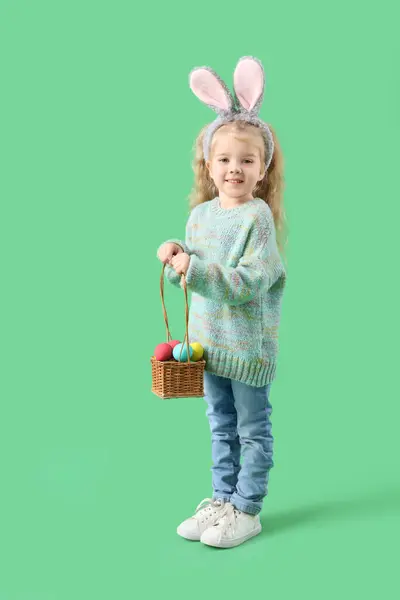 可爱的小女孩 有小兔子耳朵和绿色背景的复活节彩蛋 — 图库照片