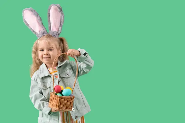 可爱的小女孩 有小兔子耳朵和绿色背景的复活节彩蛋 — 图库照片