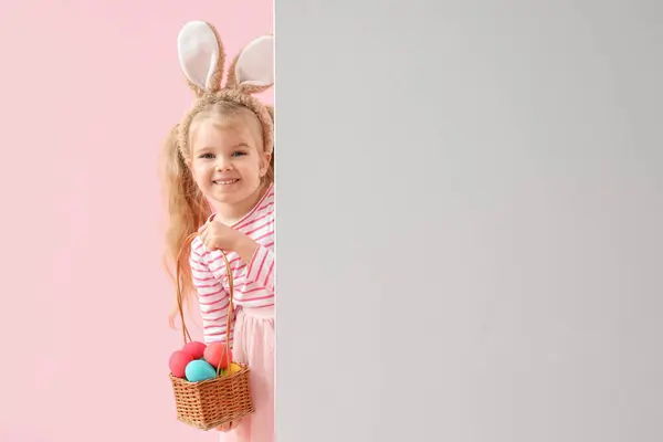 可爱的小女孩 长着小兔子耳朵 复活节彩蛋 粉红背景的空白海报 — 图库照片