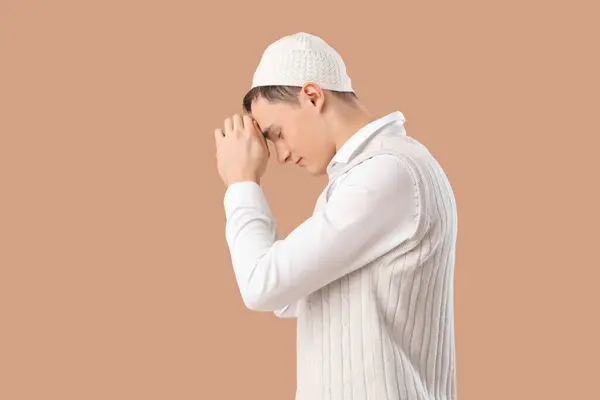Νεαρός Μουσουλμάνος Προσεύχεται Μπεζ Φόντο Γιορτάζουμε Ραμαζάνι — Φωτογραφία Αρχείου