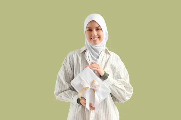 Young Muslim Woman Gift Box Green Background Ramadan Celebration — Stock Photo, Image